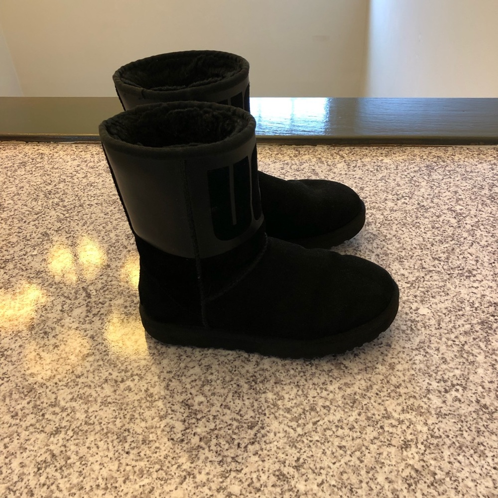 Ugg classic short rubber/Ugg logo black suede